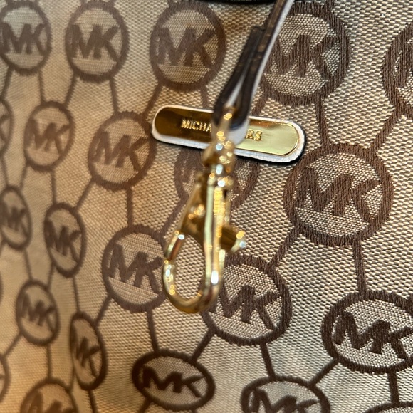 Michael Kors Pocket Book - Picture 8 of 16